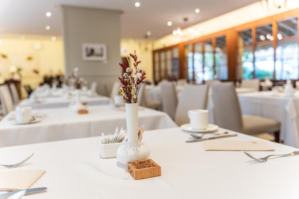 Un restaurante o sitio para comer en La Quinta Menorca by PortBlue Boutique - Adults Only