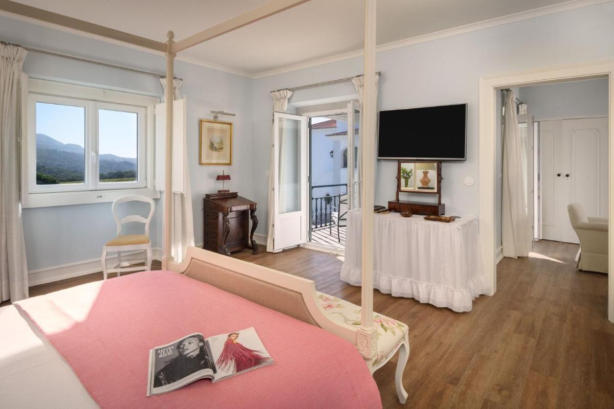 Uma televisão e/ou sistema de entretenimento em Hotel Casa Palmela - Small Luxury Hotels of The World, Hotel & Villas