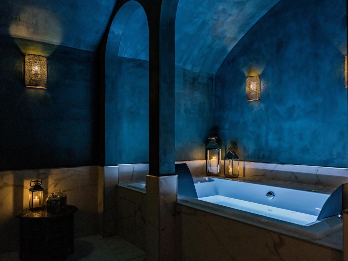 - une salle de bains bleue pourvue d'une baignoire dans l'établissement Hotel Duquesne Eiffel, à Paris 66 autres photos