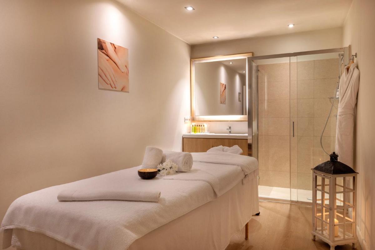 Cama o camas de una habitación en Secrets Mallorca Villamil Resort & Spa - Adults Only (+18)