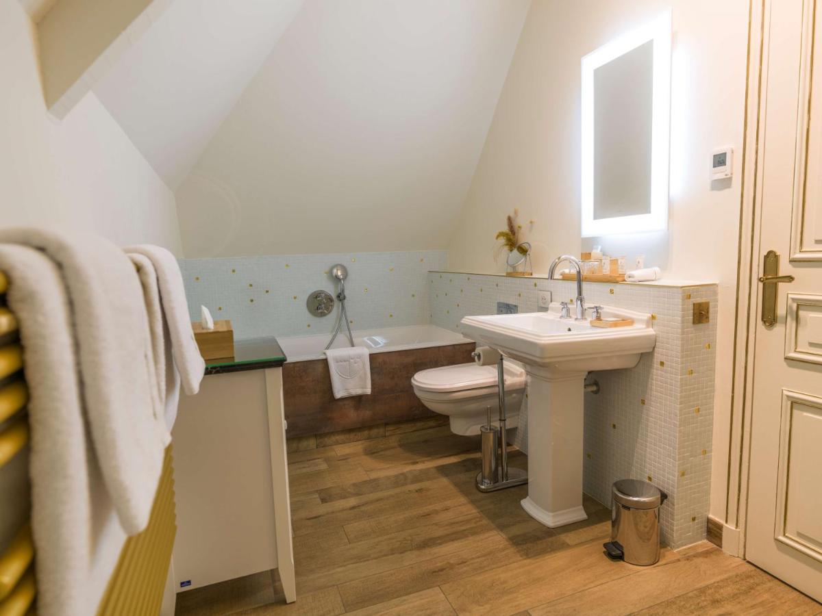 Salle de bains dans l'établissement Chateau d'Audrieu