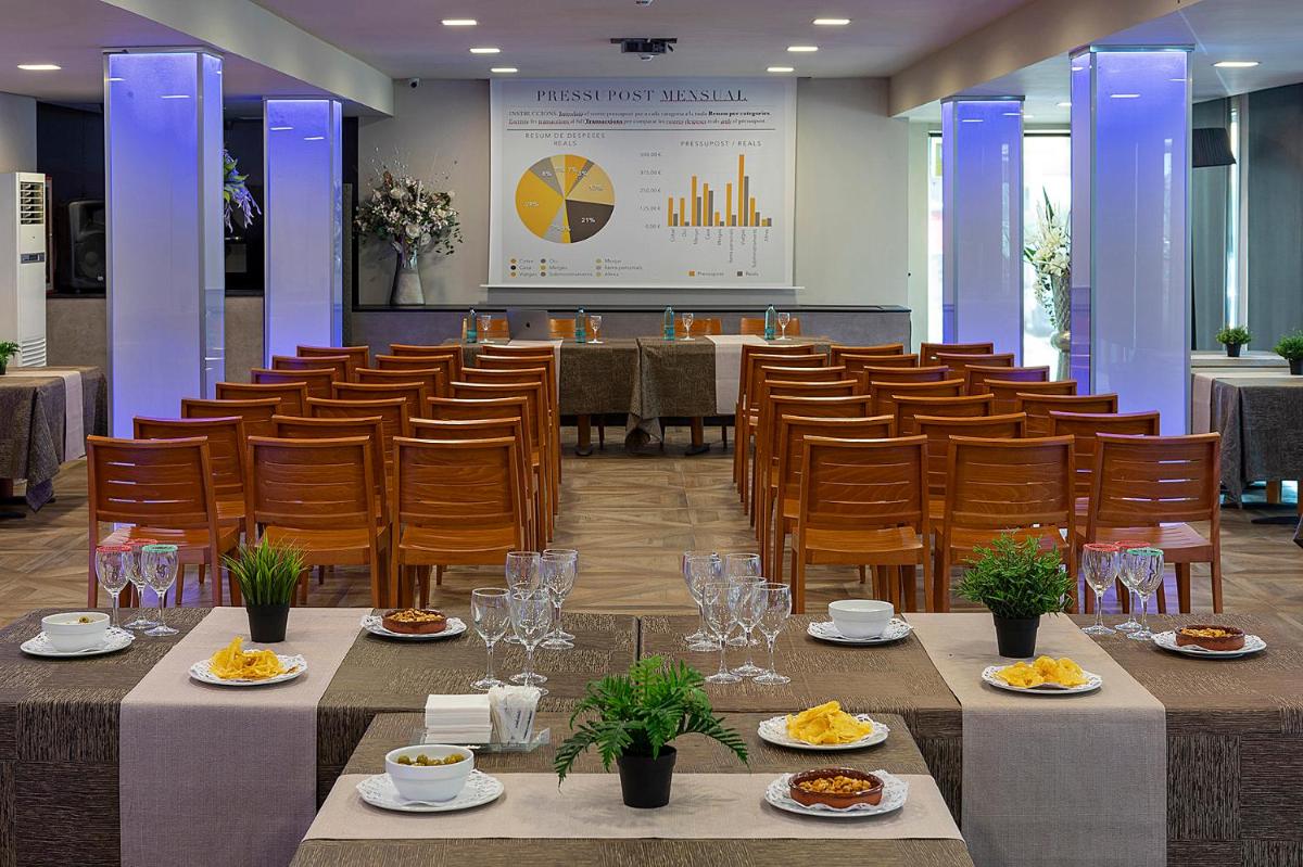 Comida en o cerca de este hotel