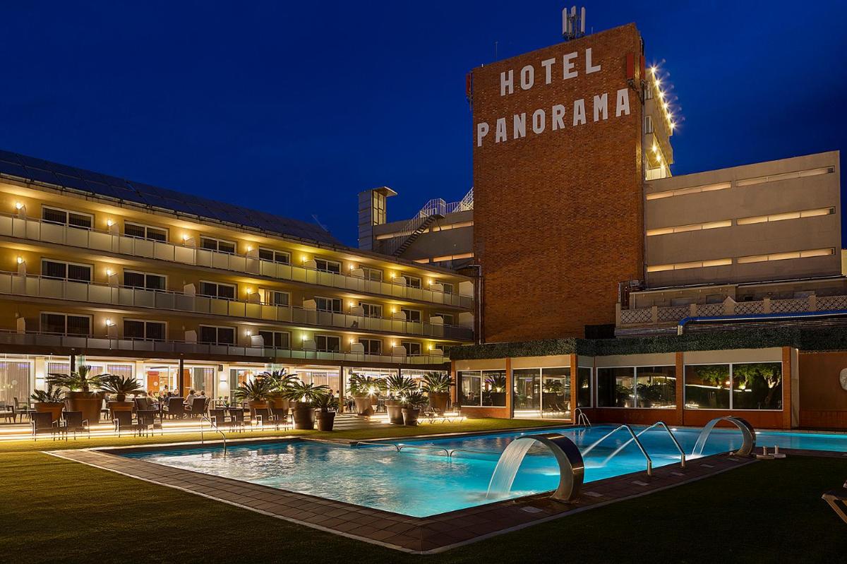un hotel con piscina frente a un edificio en Hotel Panorama, en L'Estartit 35 fotos más