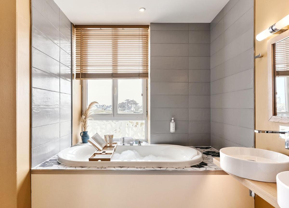 Salle de bains dans l'établissement Hôtel de la Mer & Spa