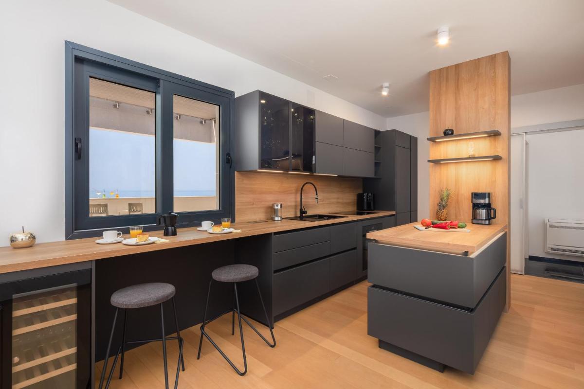 Paoma Beach Penthouse Suite with jacuzzi - Housity