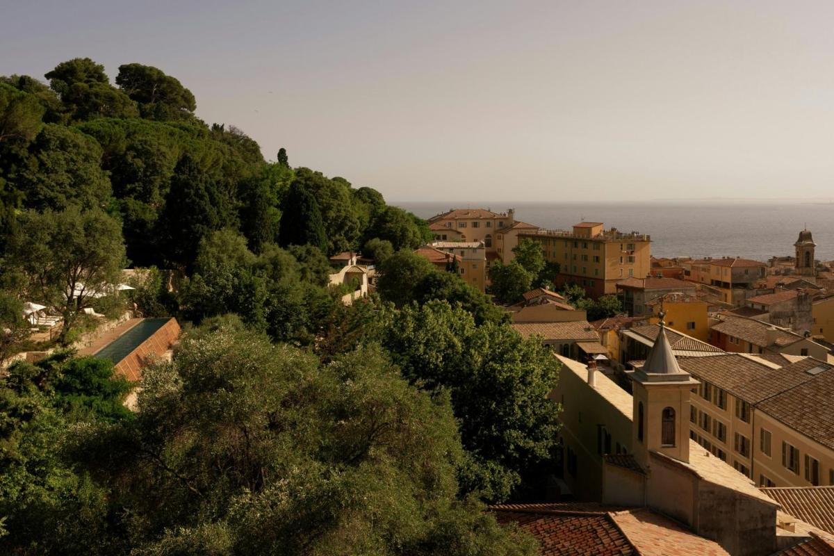 - une vue sur une ville avec des arbres et des bâtiments dans l'établissement Hôtel du Couvent, a Luxury Collection Hotel, Nice, à Nice