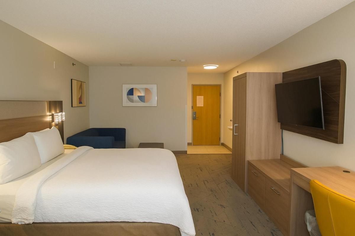 Holiday Inn Express & Suites Alliance by IHG - Housity