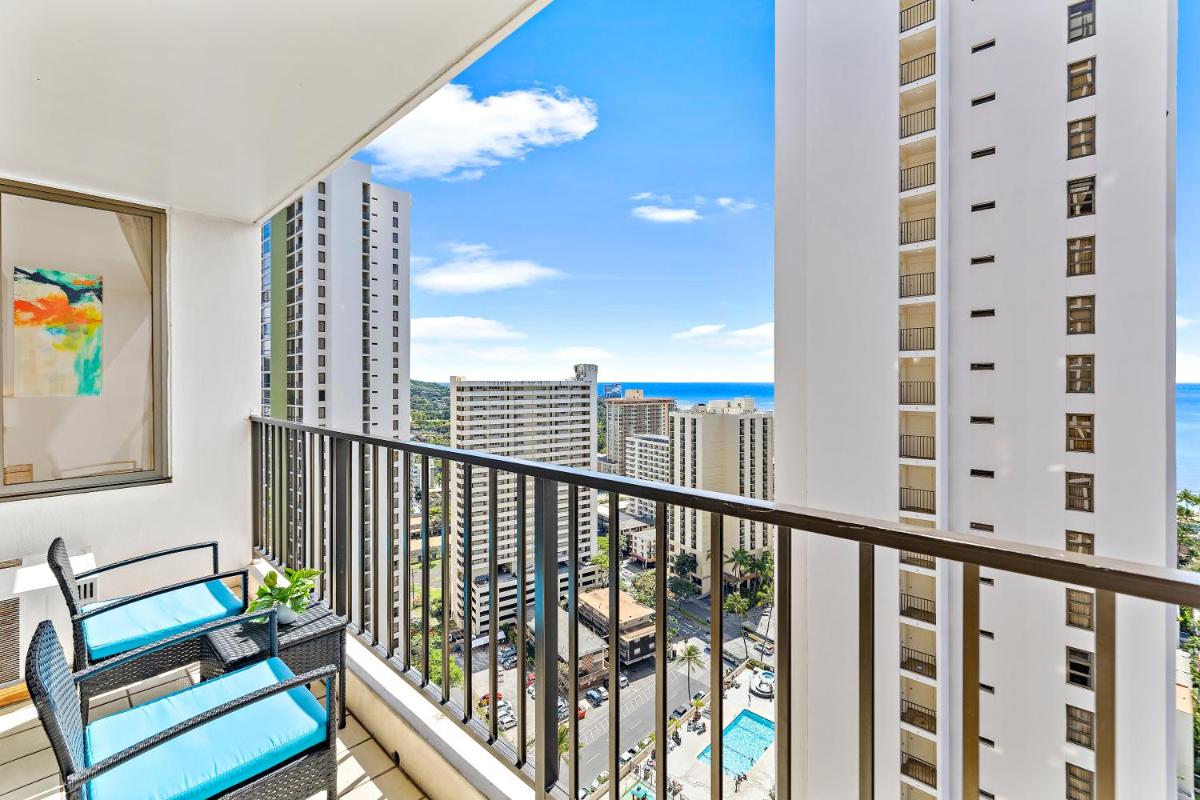Cozy Ocean View Escape, 1 Block to Beach with Free Parking - Housity