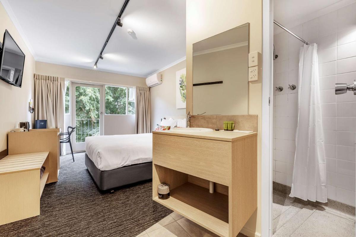 Nightcap at Findon Hotel - Housity