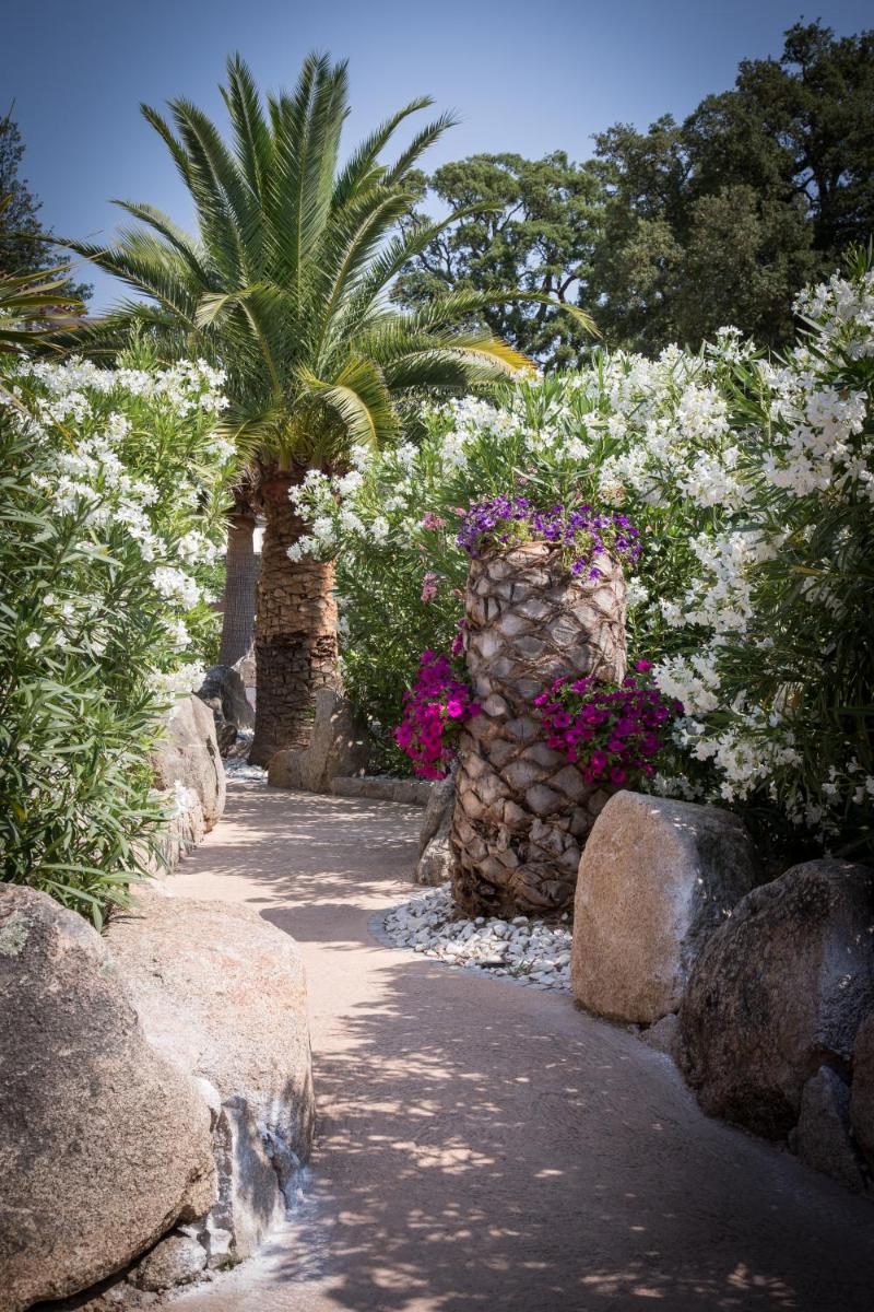 Jardin de l'établissement Golfe Hôtel & Spa Porto-Vecchio