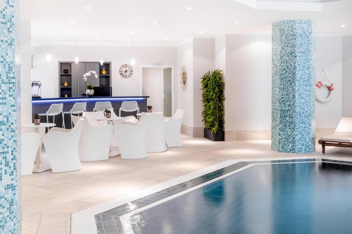 Der Swimmingpool an oder in der Nähe von Hilton Berlin Der Swimmingpool an oder in der Nähe von Hilton Berlin