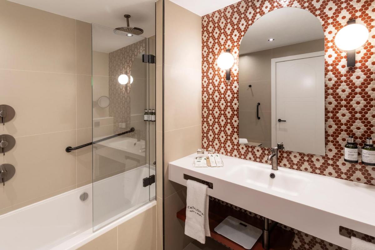 Un baño de Catalonia Plaza España Hotel & Spa