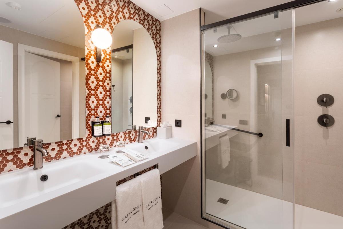 Un baño de Catalonia Plaza España Hotel & Spa