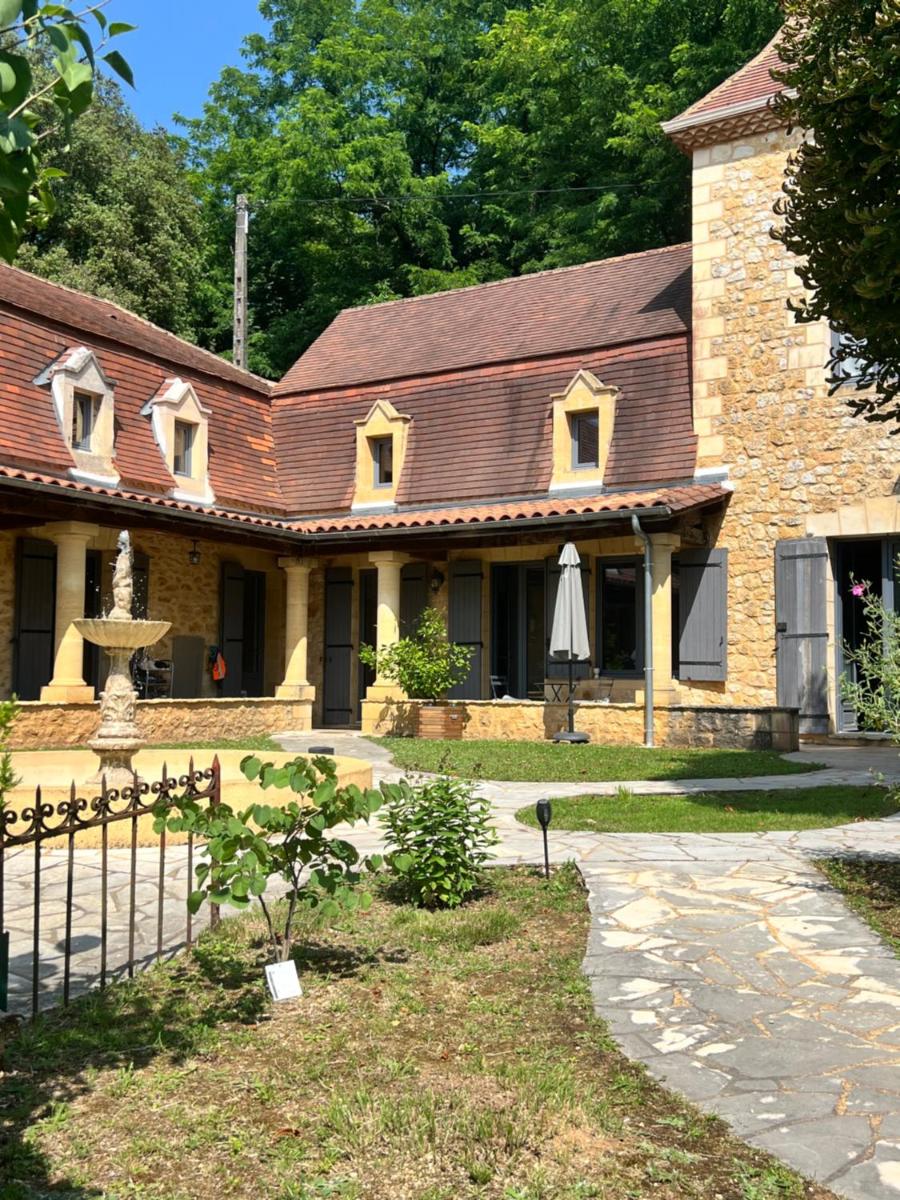 Domaine de la source périgordnoir Chambre d'hôtes LA FONTAINE - Housity