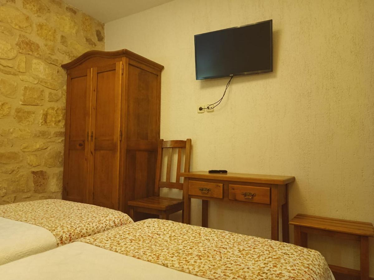 hostal Decerca Prádena - Housity