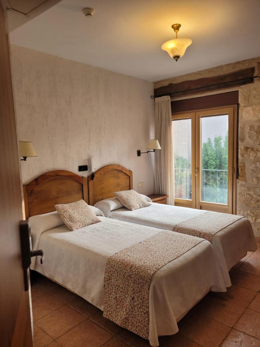 hostal Decerca Prádena - Housity