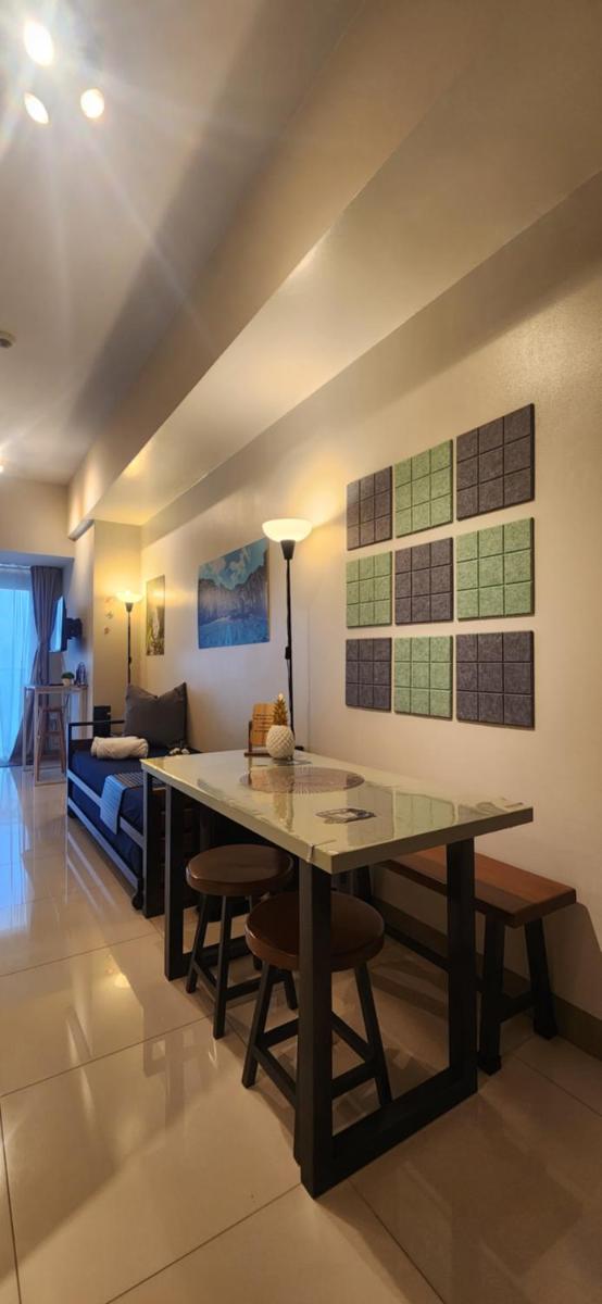 Pristine & Cozy Stay at Uptown Mall BGC across Mitsukoshi with FREE Parking - Housity