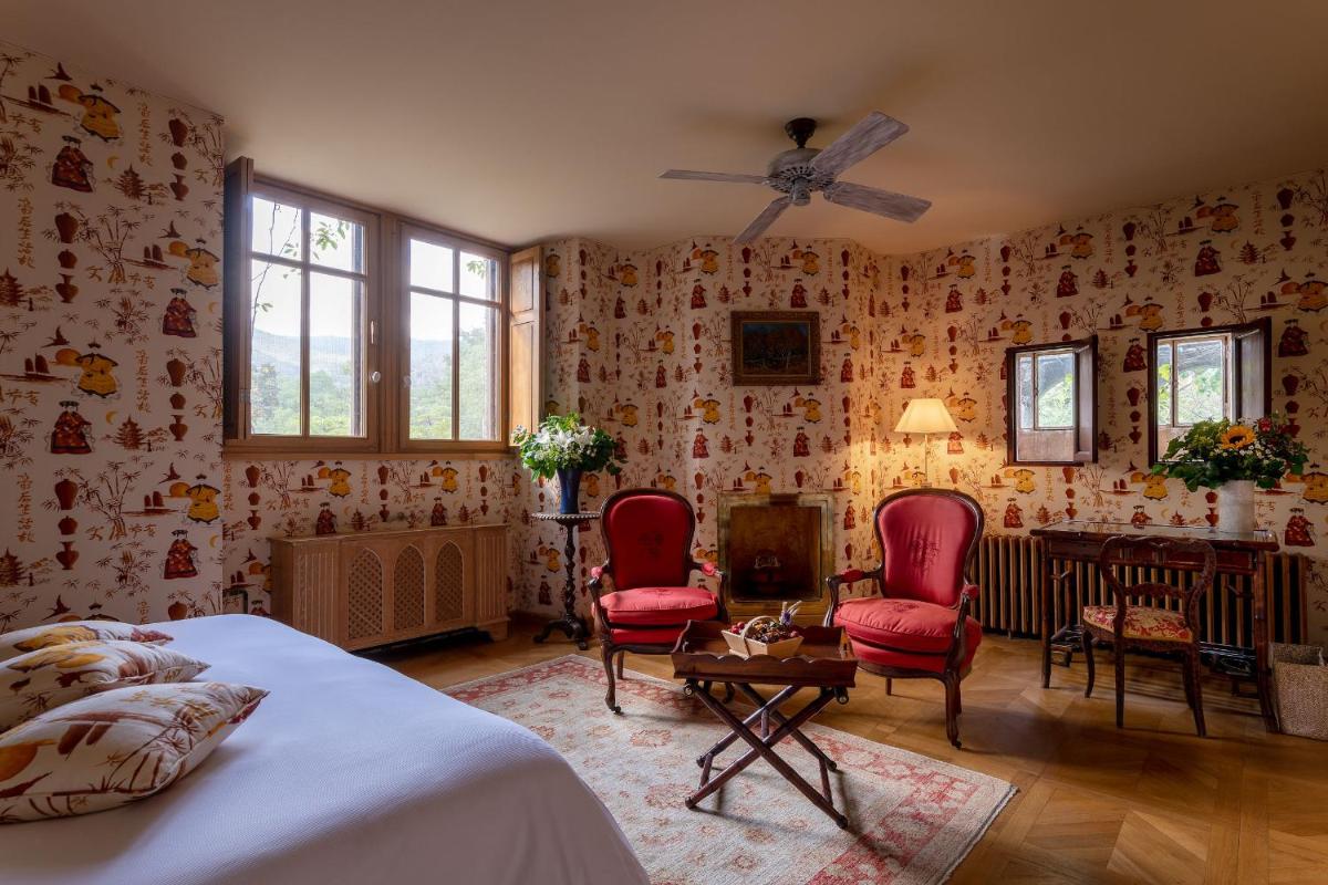 Coin salon dans l'établissement Château De Riell