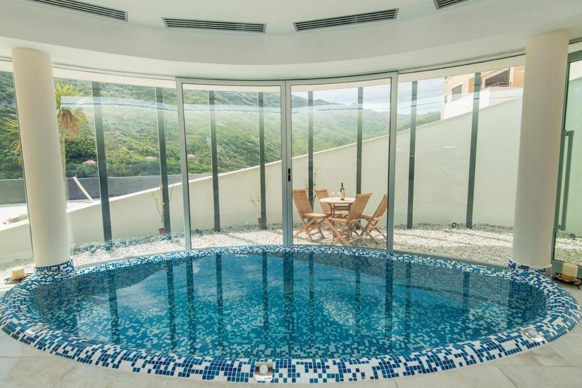 Gorgeous Morinj Resort - Housity