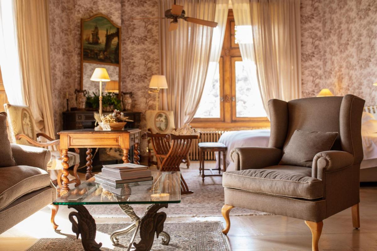 Coin salon dans l'établissement Château De Riell