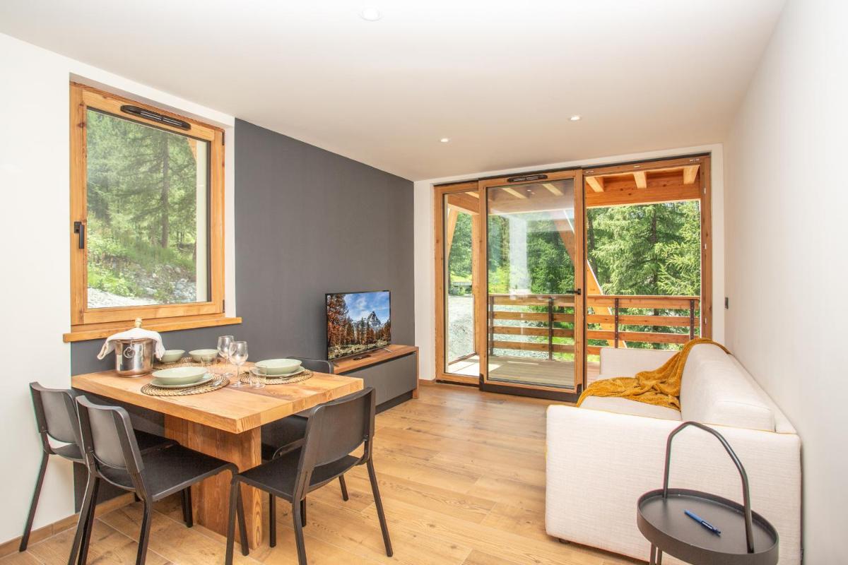 FLORA ALPINA EXPERIENCE - "Ski-to-Door" Brand New Chalet Apartments with Indoor Garage and Mountain View - Housity