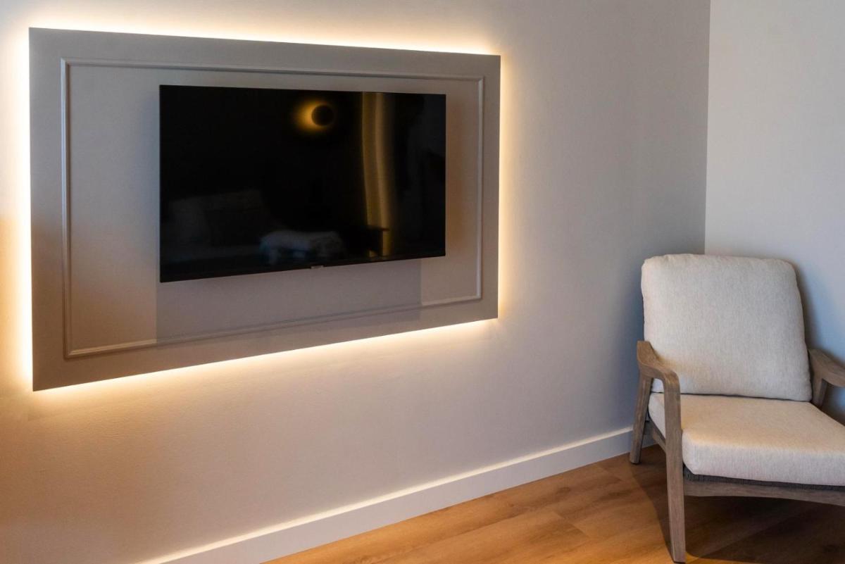 Una televisión o centro de entretenimiento en La Quinta Menorca by PortBlue Boutique - Adults Only