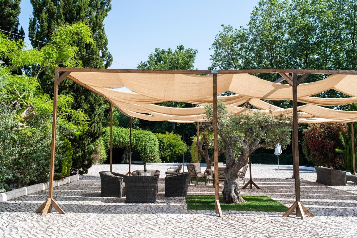Um jardim no exterior de DOMA Portugal