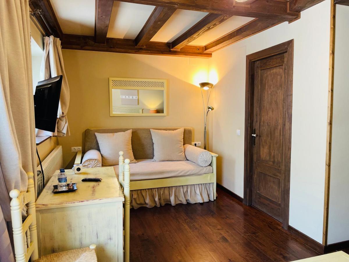 una sala de estar con un sofá y una mesa en Tierras De Arán, en Betlán