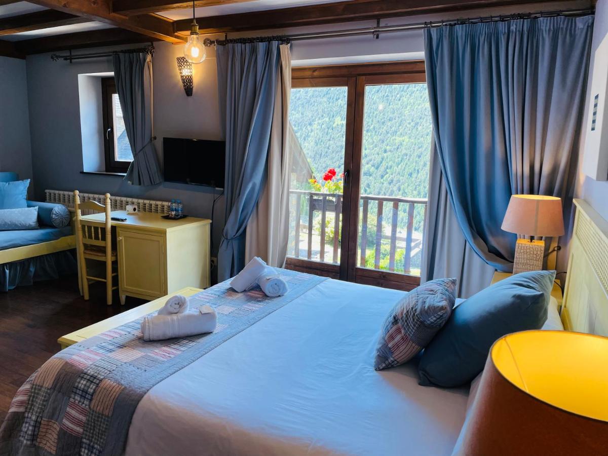 Un dormitorio con una cama grande y una ventana grande. en Tierras De Arán, en Betlán