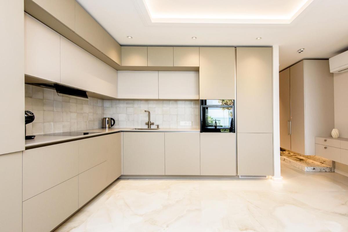 Playa Miraflores Luxury Beachfront Apartment - Housity