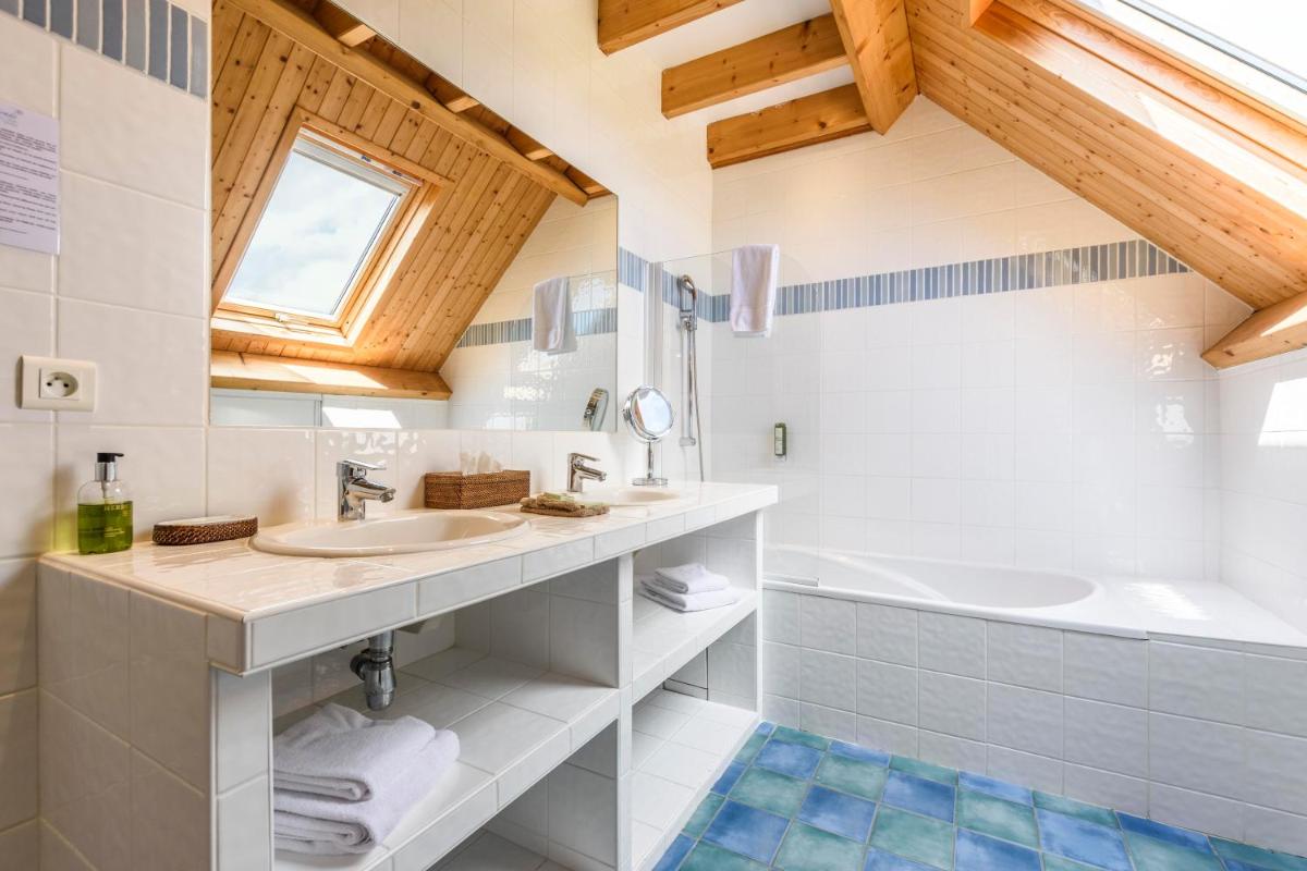 La salle de bains est pourvue de 2 lavabos, d'une baignoire et d'une fenêtre. dans l'établissement La Désirade - Hôtel, Spa & Restaurant, à Bangor 55 autres photos