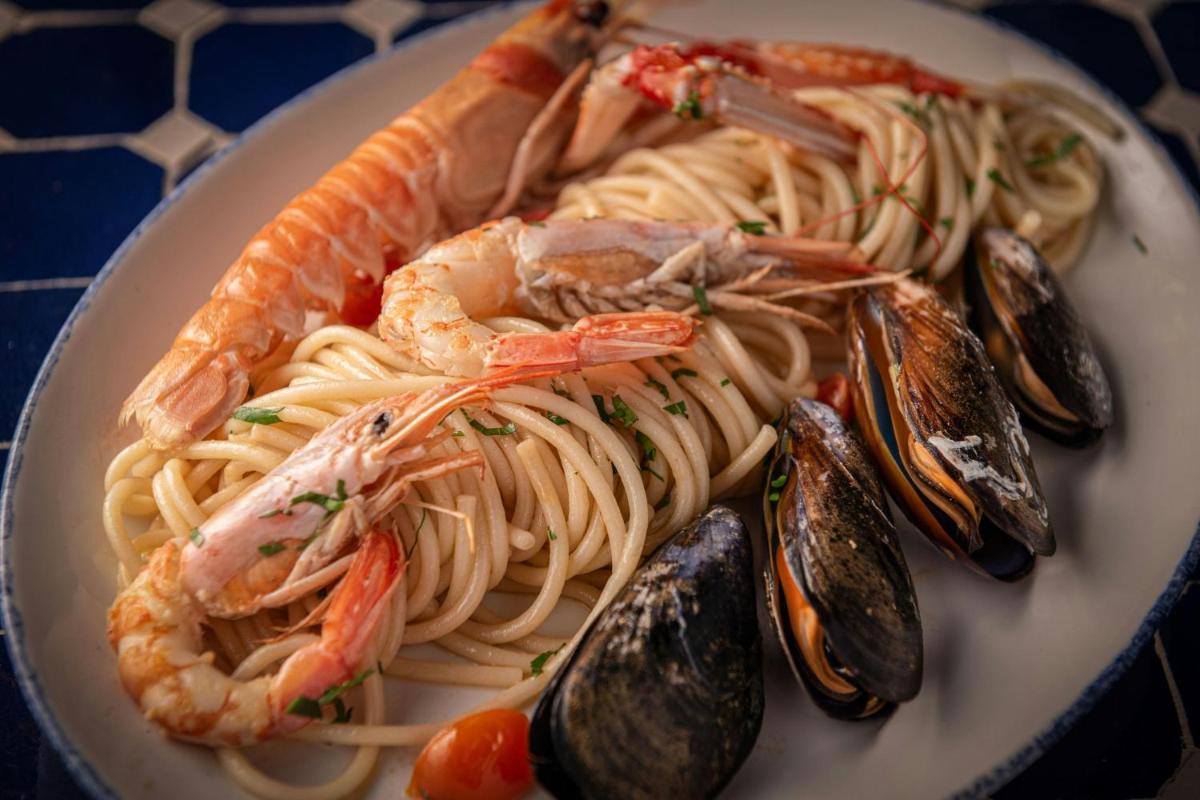 Comida en o cerca de este hotel