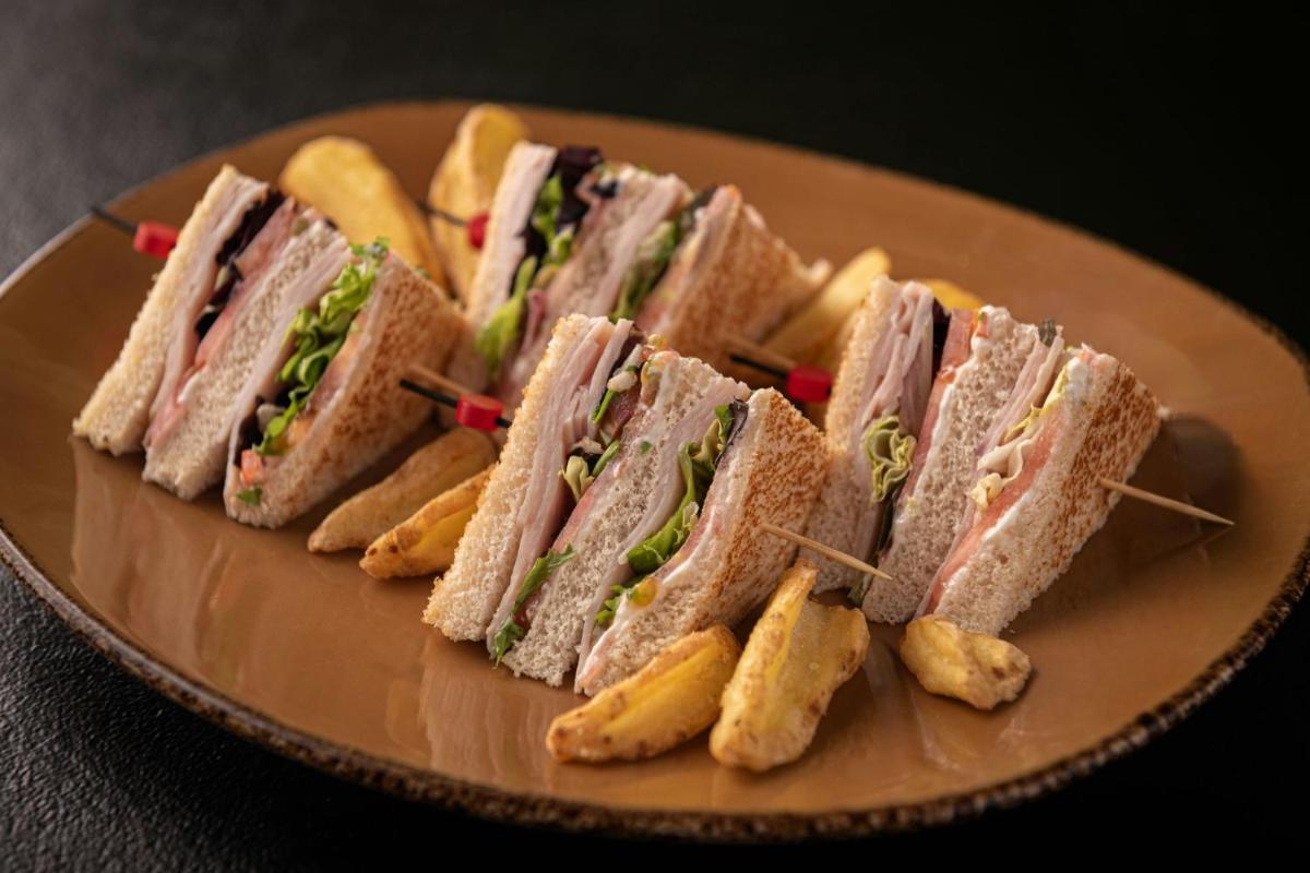 Comida en o cerca de este hotel