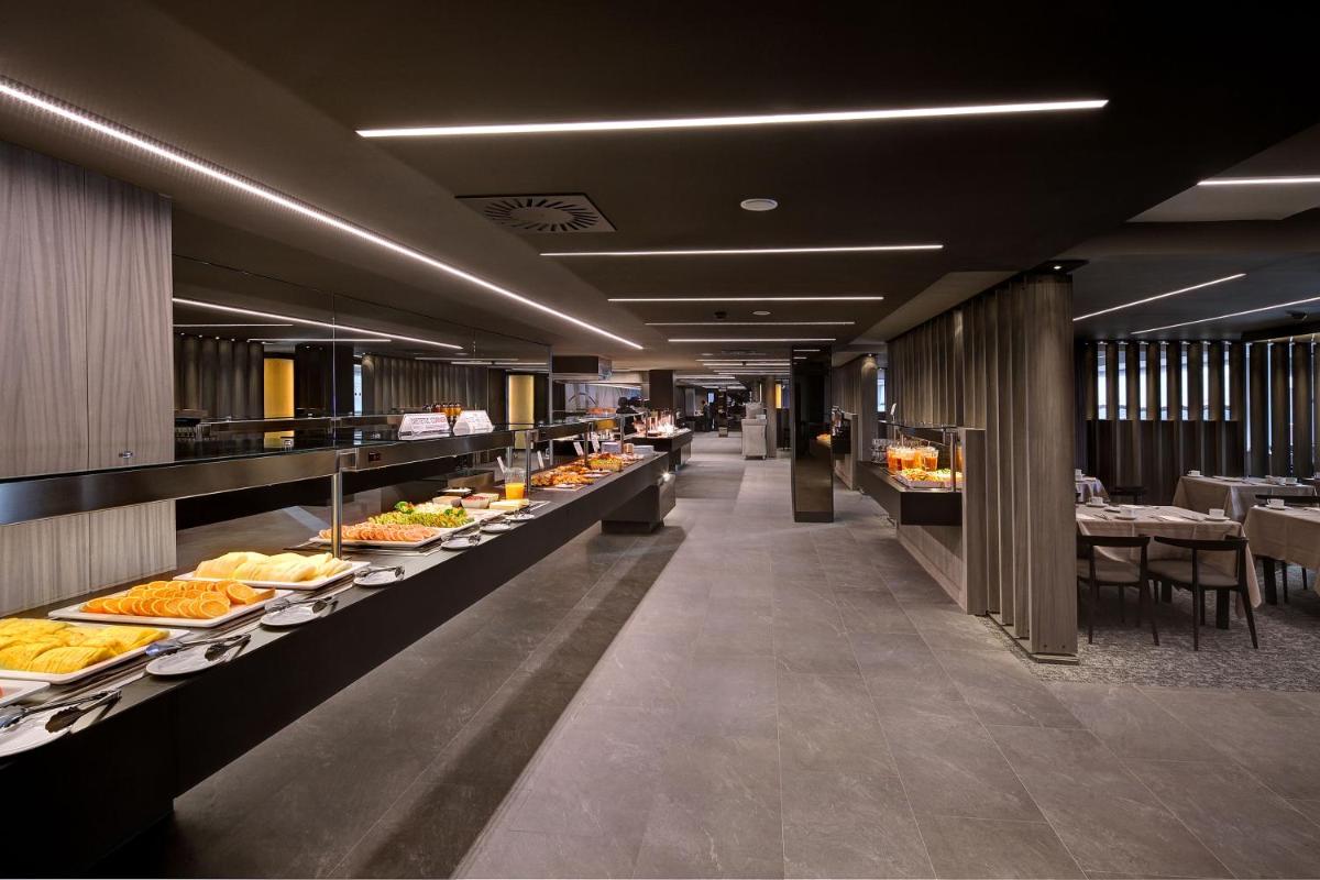 Comida en o cerca de este hotel