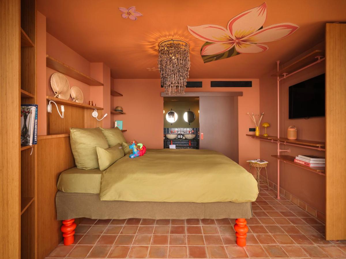 Una televisión o centro de entretenimiento en Bikini Island & Mountain Hotel Es Trenc -Adults only-