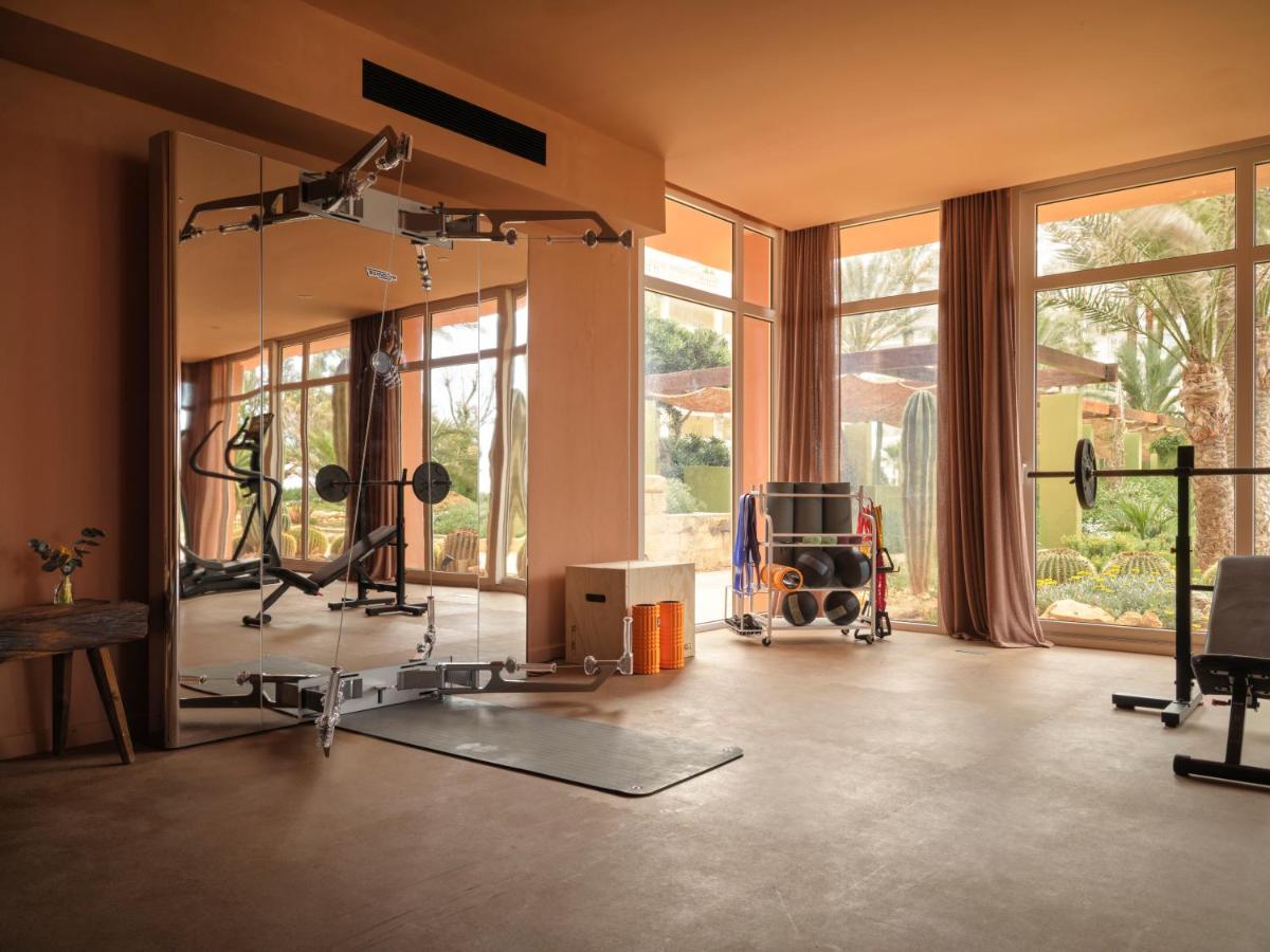 una habitación con un gimnasio con mucho equipamiento en Bikini Island & Mountain Hotel Es Trenc -Adults only-, en Colonia de Sant Jordi