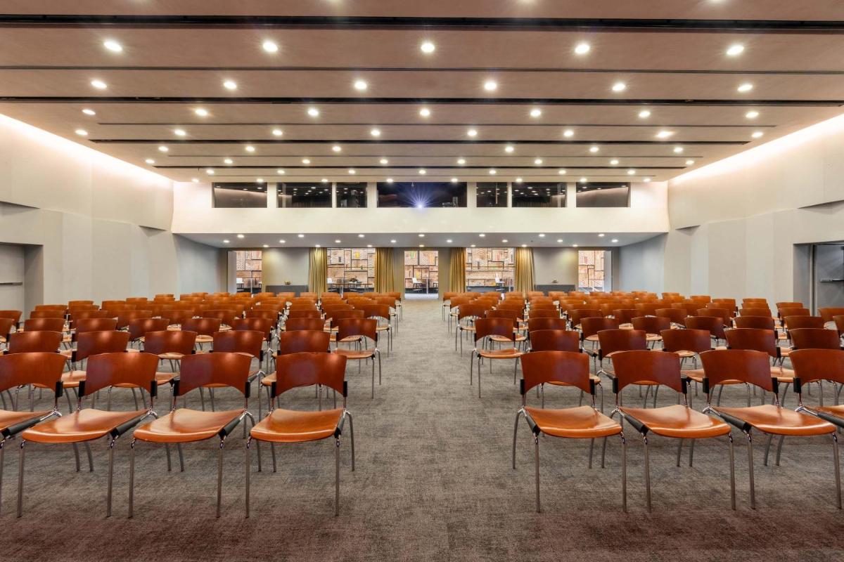 uma sala de conferências com cadeiras em um corredor em Porto Palácio Hotel by The Editory no Porto mais 70 fotografias