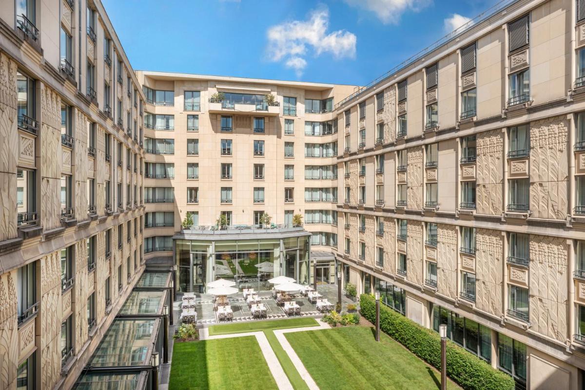 - une vue aérienne sur la cour d'un bâtiment dans l'établissement L'Hôtel du Collectionneur Paris, à Paris