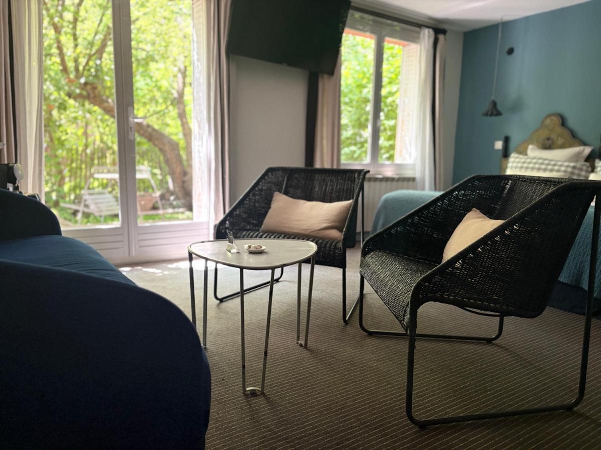 un salon avec deux chaises et une table dans l'établissement Hotel Spa Azteca Barcelonnette, à Barcelonnette
