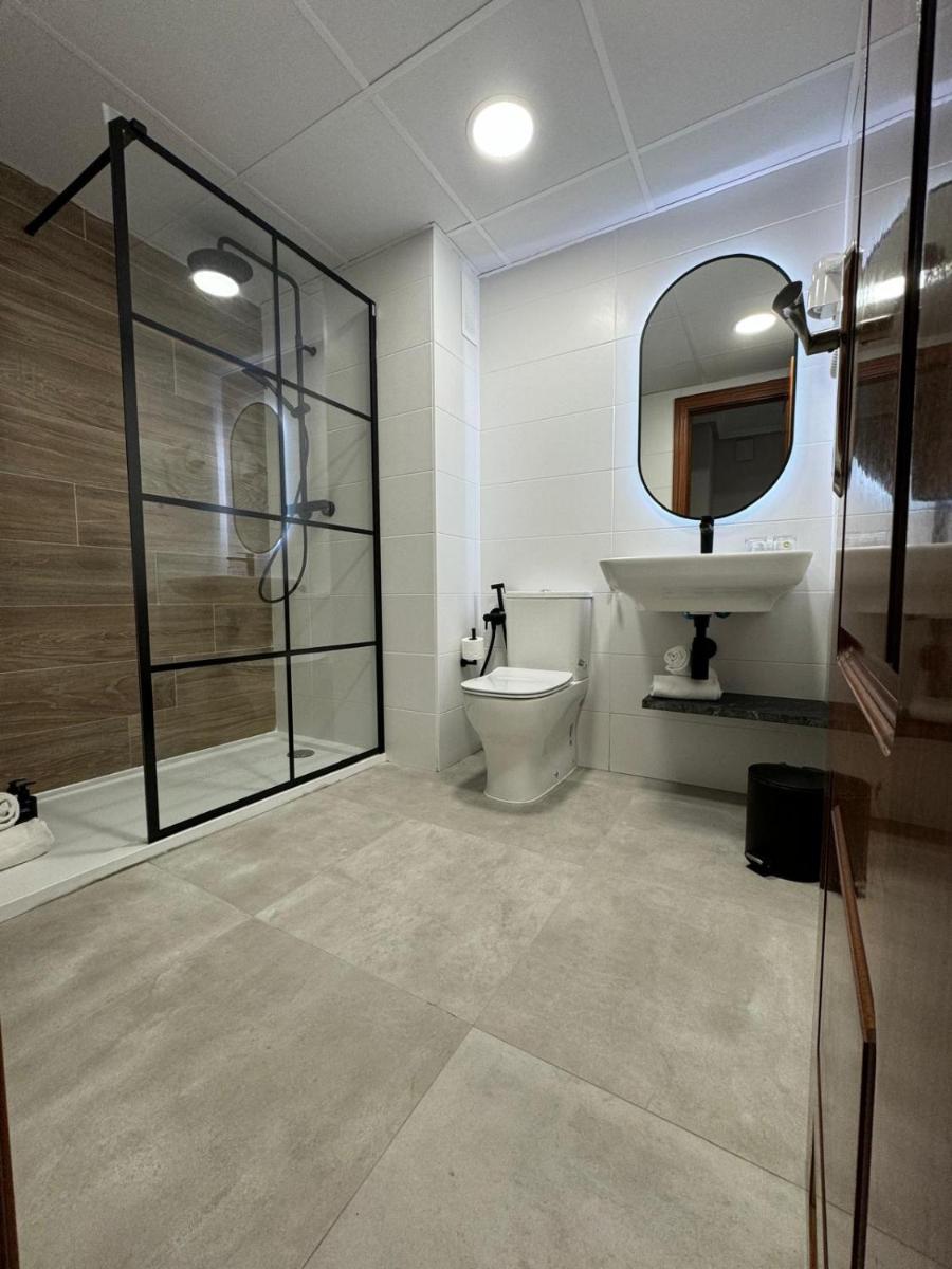 Un baño de Aparthotel Los Girasoles