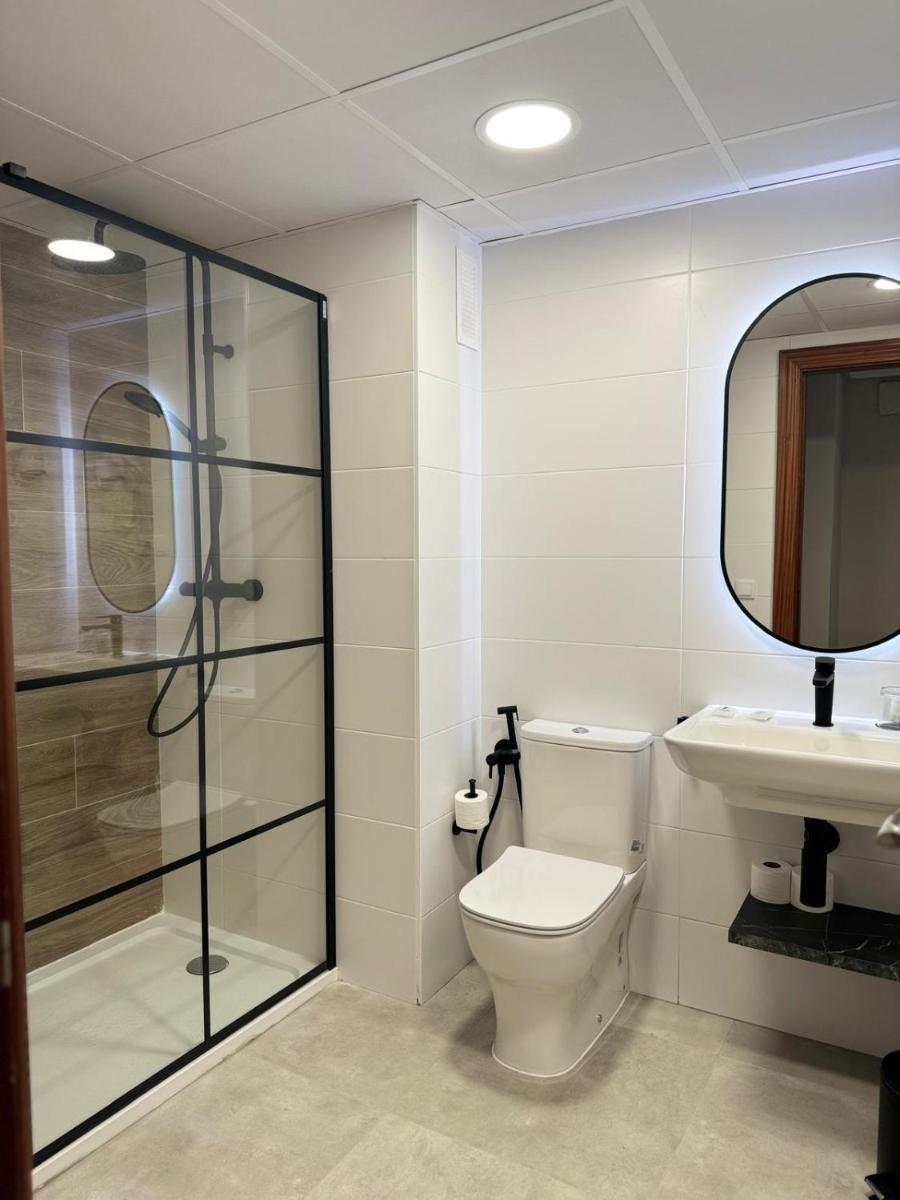 Un baño de Aparthotel Los Girasoles