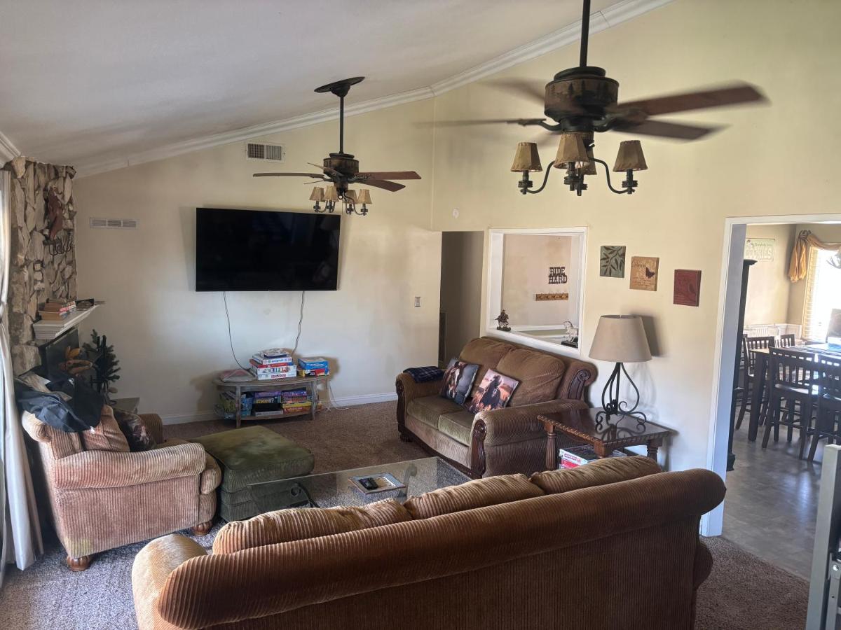 Peaceful & Cozy 3 bedroom Ranch-Home w/Fireplace - Housity