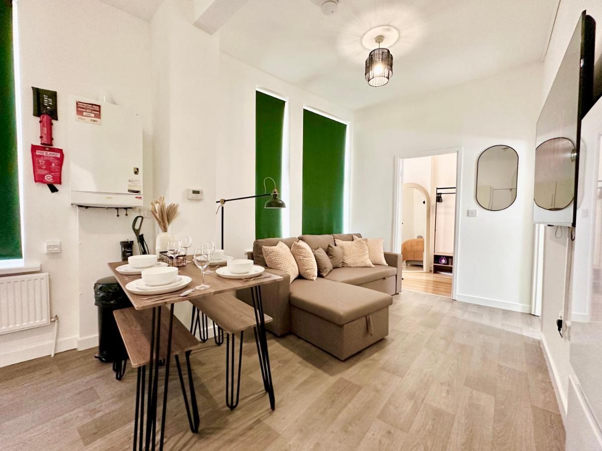 Chic & Modern 2BR Apartment - Luxury Manchester Retreat - Housity