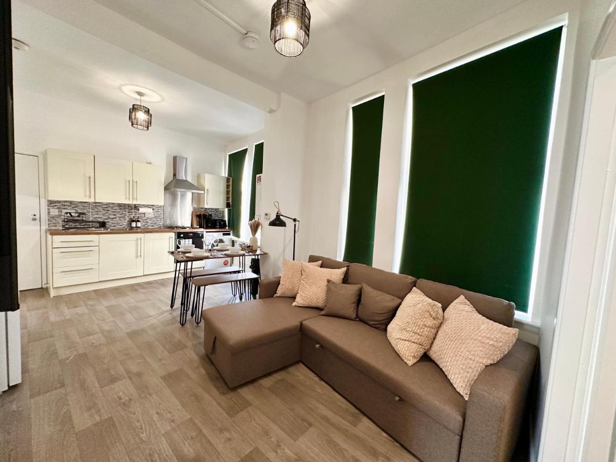 Chic & Modern 2BR Apartment - Luxury Manchester Retreat - Housity