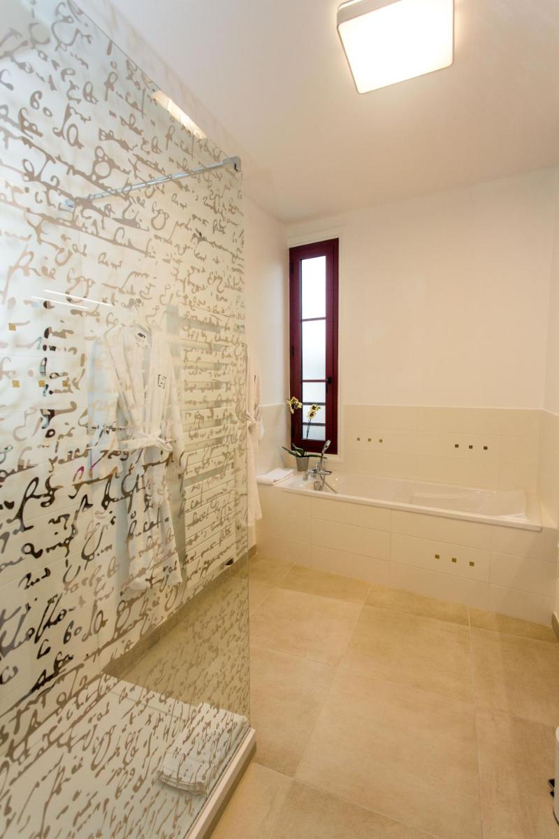 Salle de bains dans l'établissement Hôtel Spa - Au Charme Rabelaisien