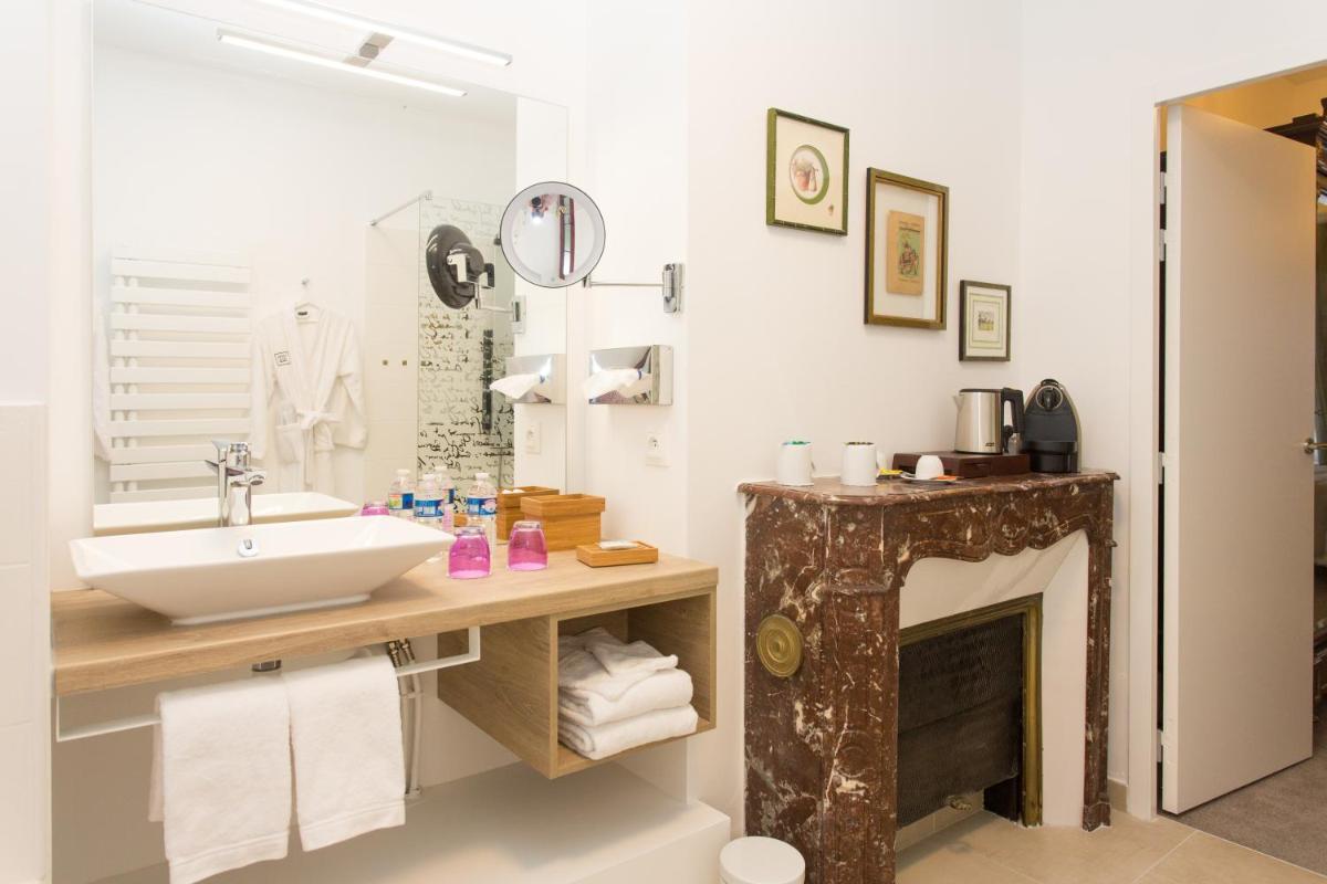 Salle de bains dans l'établissement Hôtel Spa - Au Charme Rabelaisien