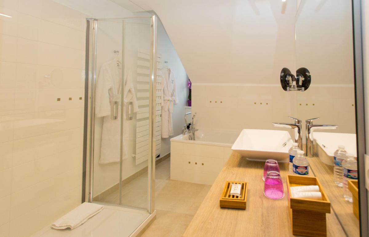 Salle de bains dans l'établissement Hôtel Spa - Au Charme Rabelaisien
