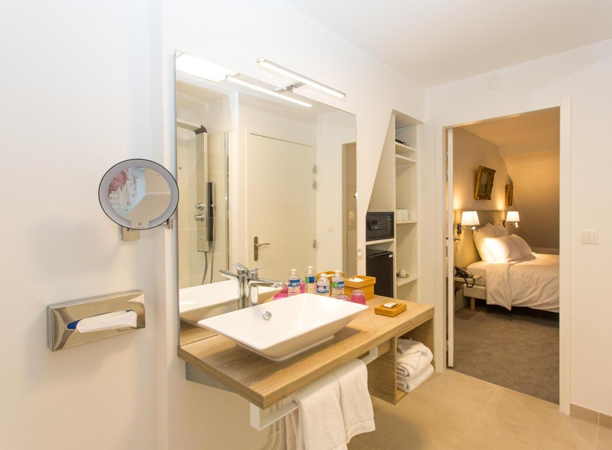 Un ou plusieurs lits dans un hébergement de l'établissement Hôtel Spa - Au Charme Rabelaisien