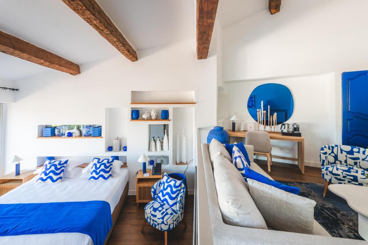 une chambre avec un lit et un salon dans l'établissement Hôtel La Mandarine, à Saint-Tropez 37 autres photos