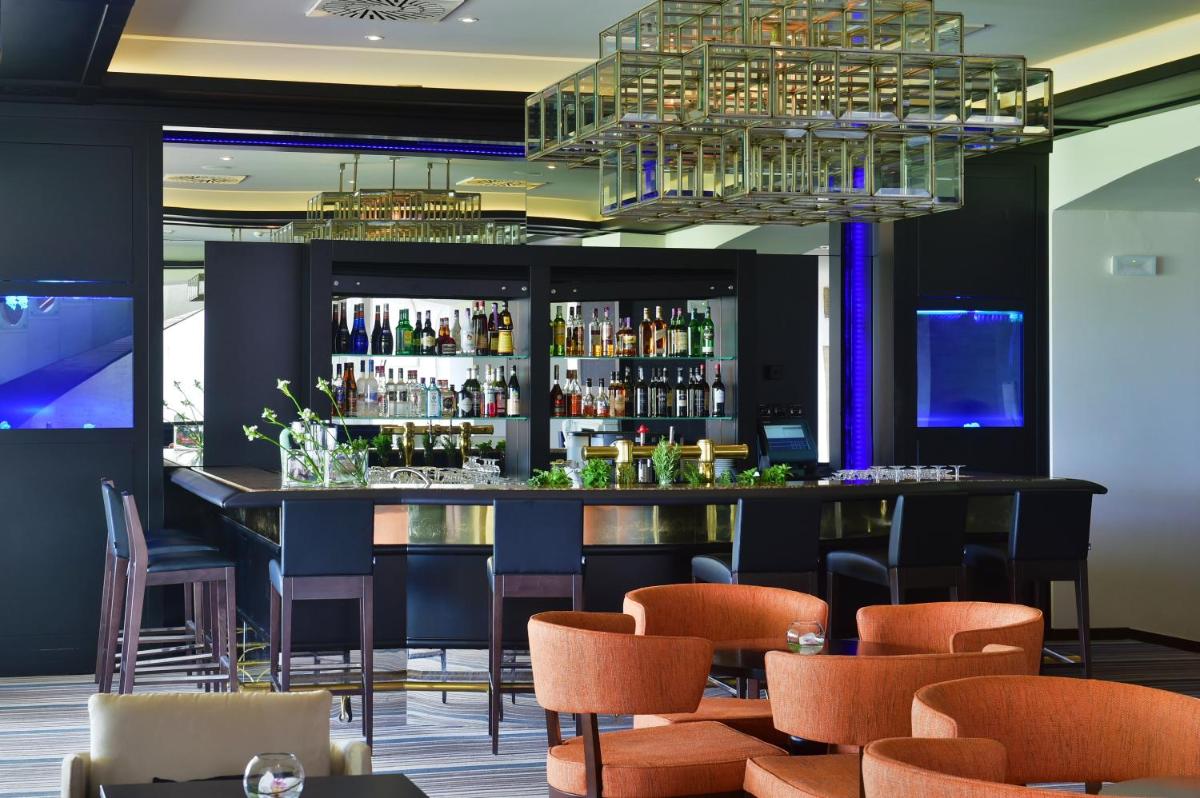 A área de bar ou lounge em Pestana Alvor Praia Premium Beach & Golf Resort